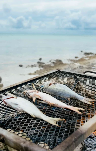 Poissons du lagon sur le feu pour le dîner © Hélène Havard